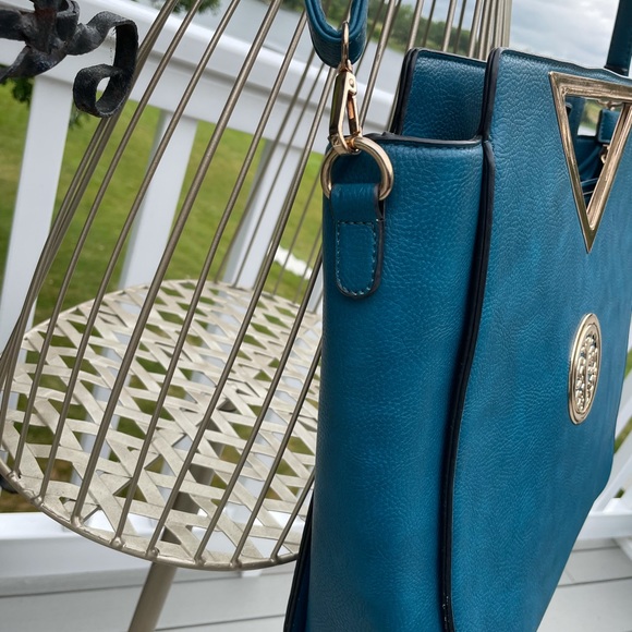 Gorgeous, deep blue tote with gold hardware - Picture 4 of 6